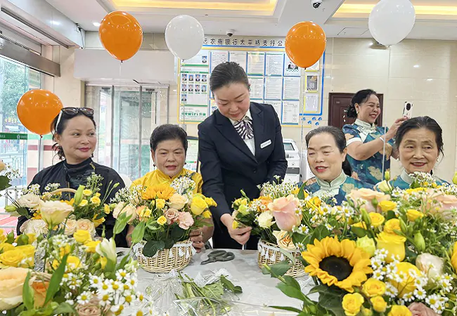 让生活锦上添&ldquo;花&rdquo;！镇远农商银行重阳节邀请中老年客户体验插花艺术