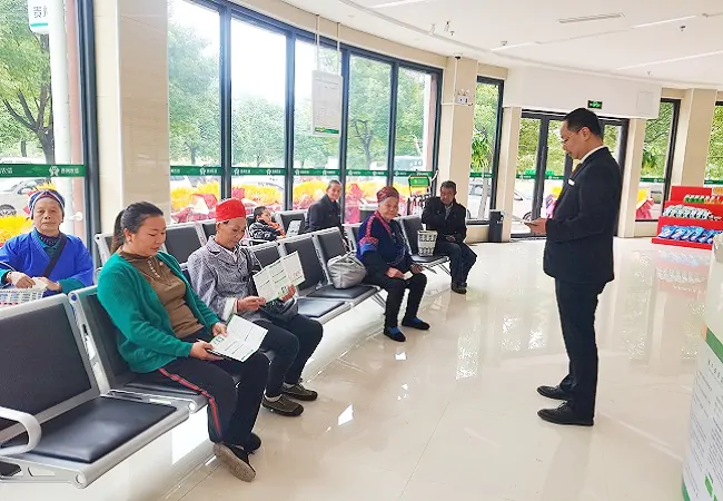 凯里农商银行湾水支行利用赶集天开展反洗钱宣传活动