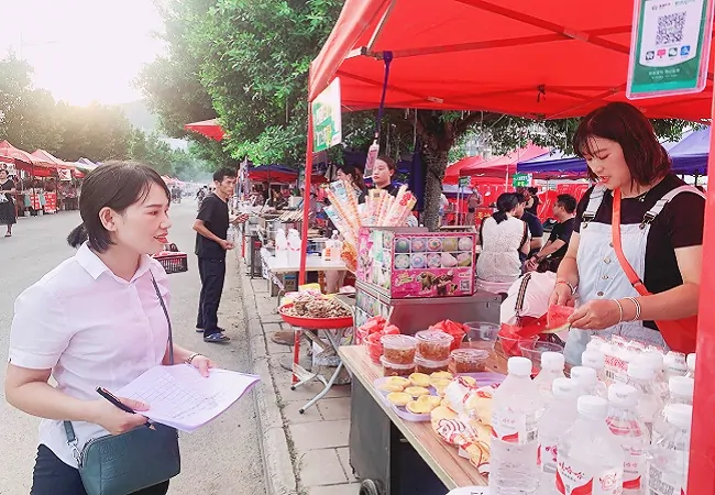 榕易贷 支持村超地摊经济发展.jpg