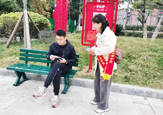 富德生命人寿黔东南中支银保部开展防范非法集资户外宣传活动