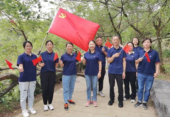 登山健体看乡村振兴    清风护航喜迎二十大