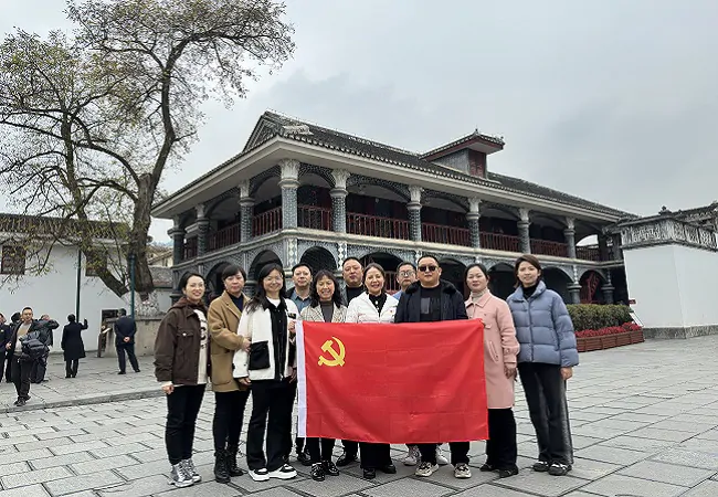 红色基地忆党史  立足岗位作贡献