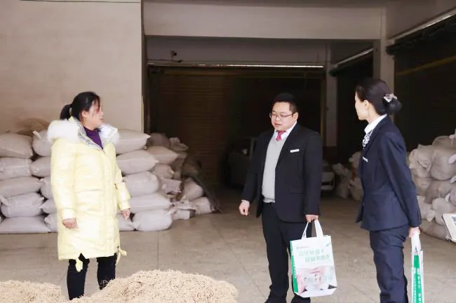 （图为 施秉农信联社工作人员走访药材销售商）.png