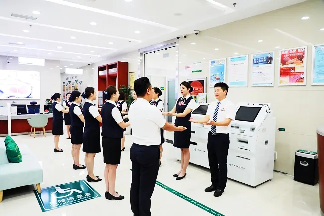 插图1：邮储银行黔东南州分行辖内网点利用晨会进行服务礼仪培训.jpg