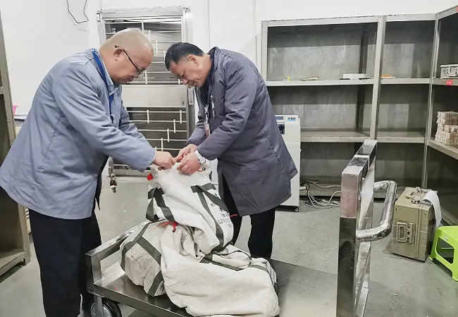 图为分行本部员工默默服务奉献,用实际行动保障全行业务稳健运营,全力保障客户的各项权益和财产安全.jpg