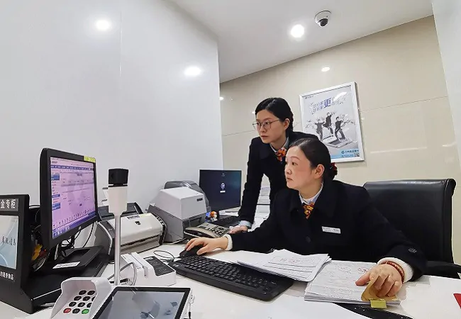 图为分行营业室员工坚守岗位,办理国库经收业务,为做好金融服务“收好官”“开好头”紧张地忙碌着.jpg