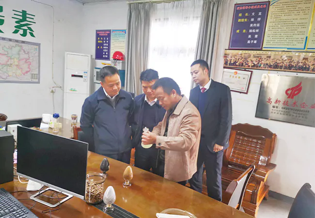 (图为:锦屏农信联社副理事长、主任唐仕和(左二)走访贵州省锦屏县华绿炭素有限公司).png