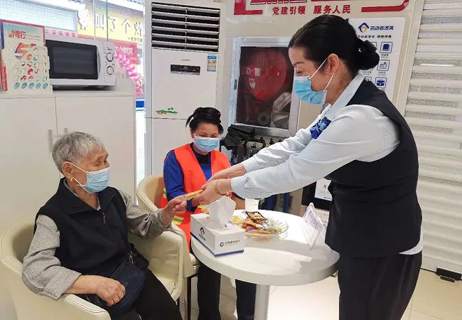 图为建设银行榕江支行“劳动者港湾”为老年群体提供公益服务.jpg