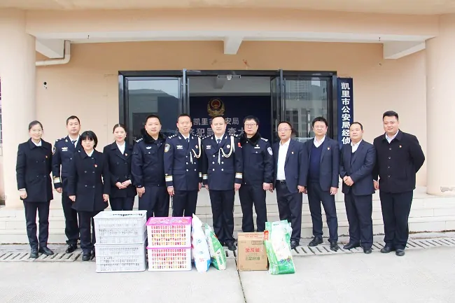 图为：到市公安局走访慰问.JPG
