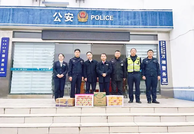 图为：走访慰问万潮镇派出所.jpg