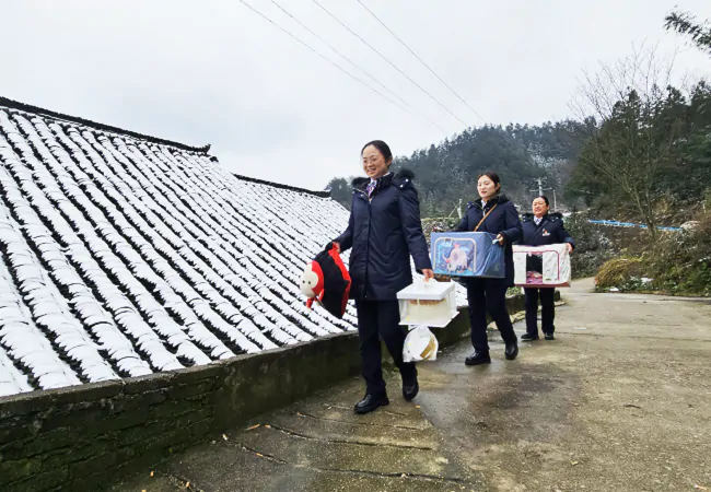 （图为：丹寨农商银行工作人员为困难群众送去过冬物资）.png