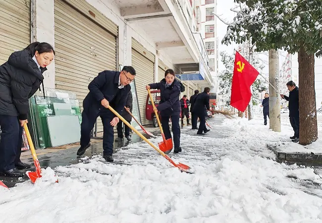 台江农信联社：清雪除冰齐上阵 暖心行动保安全