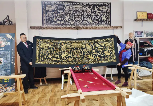 图为：展示苗绣作品.jpg