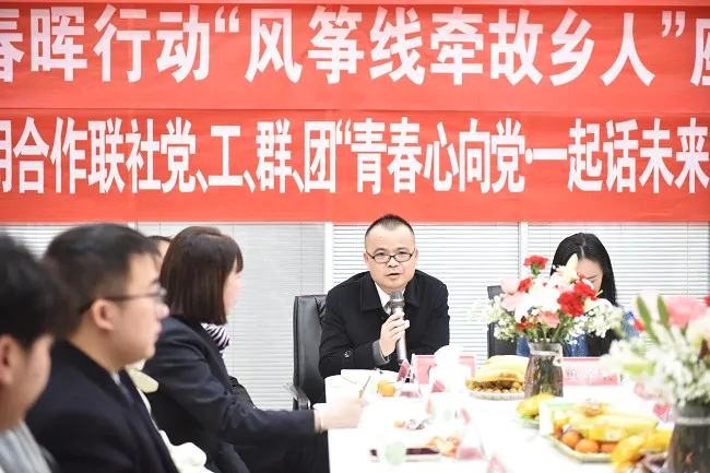 (图为:沙龙会青年座谈会现场 ).jpg