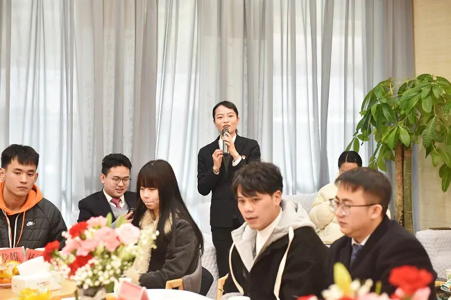 (图为:农信社青年代表交流发言 )2.jpg