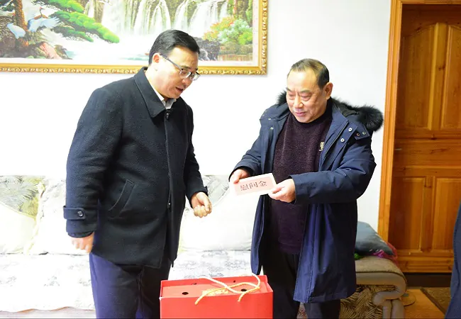 （图为：慰问驻村干部.jpg