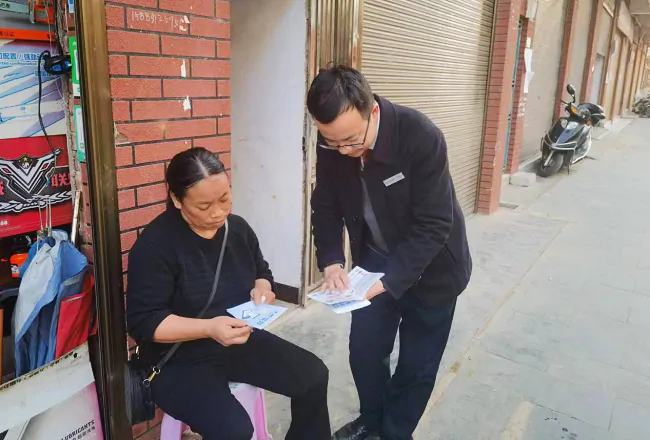 （图为：丹寨农商银行工作人员走访小微企业商户宣传现场）.png