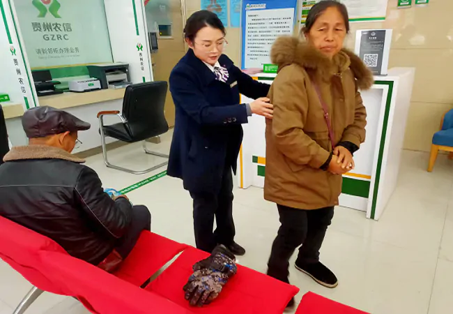 （图为：剑河农商银行“陪同式”服务）.png