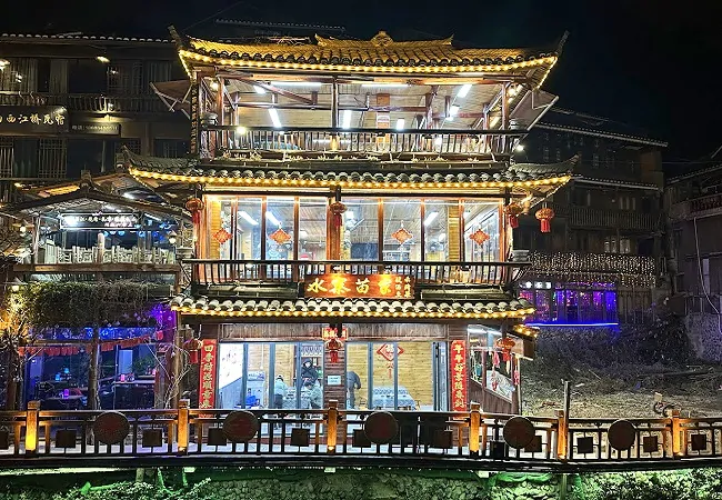 (图为:李霜经营的“水寨苗家”餐馆夜景).jpg