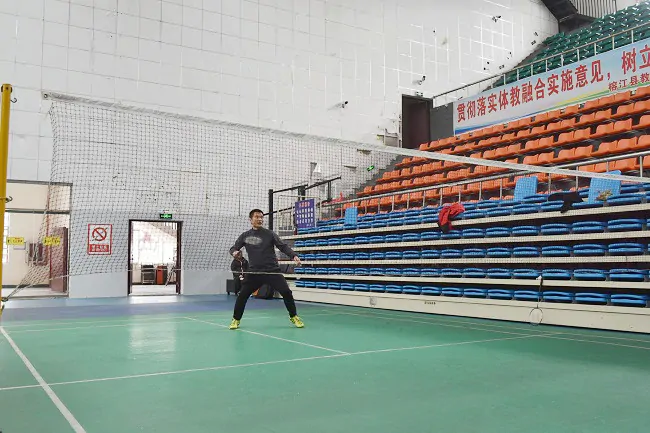 职工之间进行羽毛球切磋.JPG