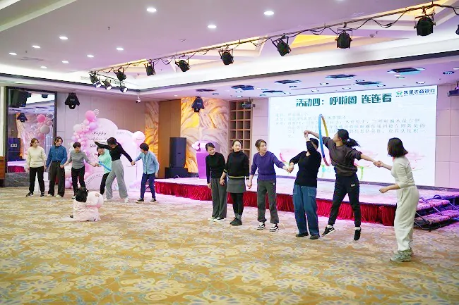 图为:活动“呼啦圈 连连看”.JPG