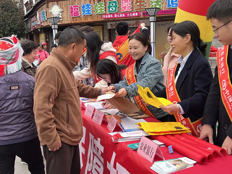 黔东南保险行业协会开展&ldquo;3&middot;15&rdquo;消费者权益保护教育宣传周活动&mdash;&mdash;下沉宣传重心 贴近金融消费者