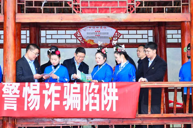 农业银行黔东南分行到台江县偏寨村开展3·15金融消费者权益保护教育宣传活动 (2).jpg