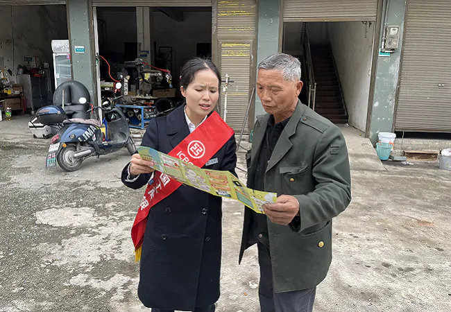 (图为:该行工作人员走进社区向老年群众宣讲金融安全知识).png