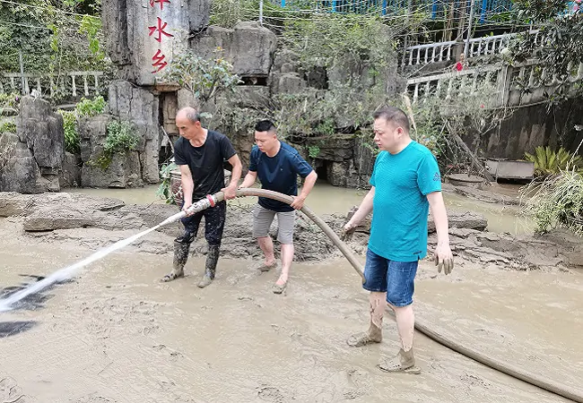 （图为：帮助山庄清理淤泥）.jpg