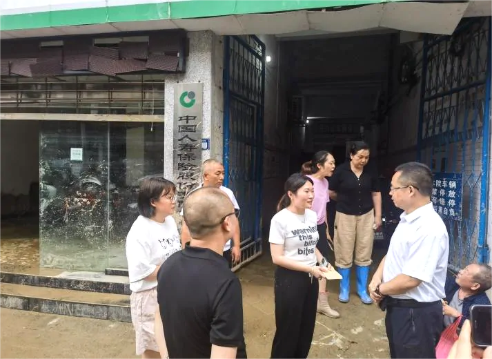 中国人寿省分公司党委委员胡林到镇远察看镇远支公司受灾情况及看望慰问全体员工 