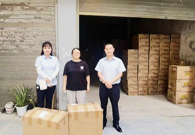 传递温暖：邮储银行黔东南州分行向镇远慈善总会捐赠100套防护服