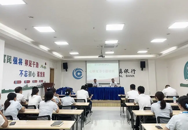 剑河富民村镇银行全体员工参加心肺复苏演练学习.jpg