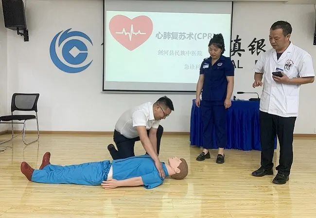 剑河富民村镇银行董事长戴弟魁演练心肺复苏.jpg