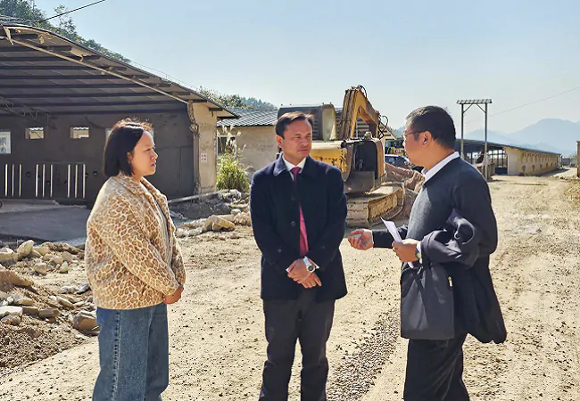 （图为：台江农信联社工作人员正在肉牛养殖基地施工现场调研）.png