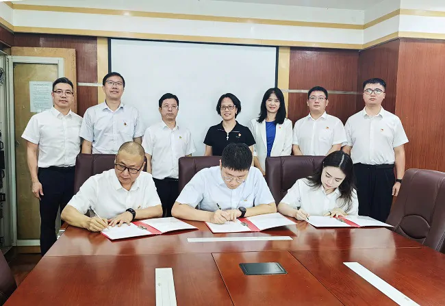 图为农行广东南海大沥支行、 黔东南雷山、台江支行签订仪式现场.jpg