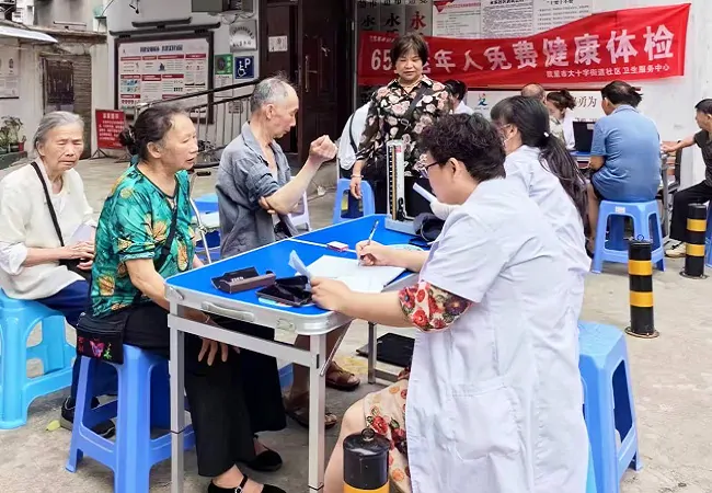 邮储银行黔东南州分行营业部联合社区开展健康义诊进社区志愿服务活动