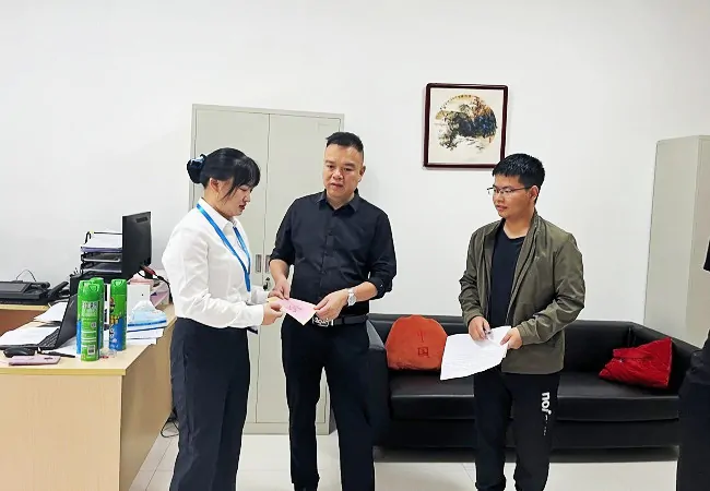 中共剑河县委两新工委、仰阿莎街道党工委莅临剑河富民村镇银行开展走访慰问&ldquo;两新&rdquo;邻域党组织优秀党务工作者活动