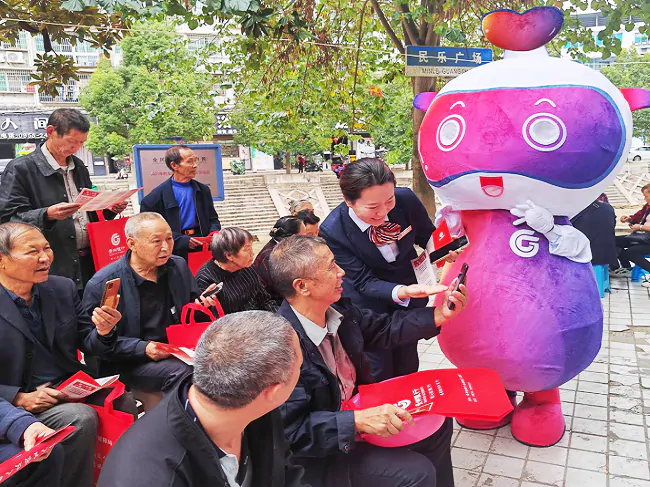 智能手机小课堂，星宝陪伴暖重阳&mdash;&mdash;贵州银行黄平支行开展金融知识进社区活动