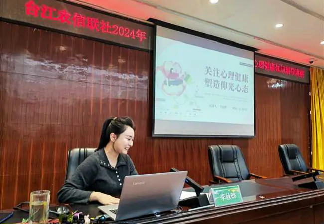 李秋晔老师作心理健康辅导讲课11.png