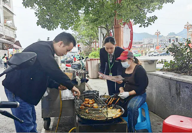 台江农信联社深入商户开展整治拒收人民币活动