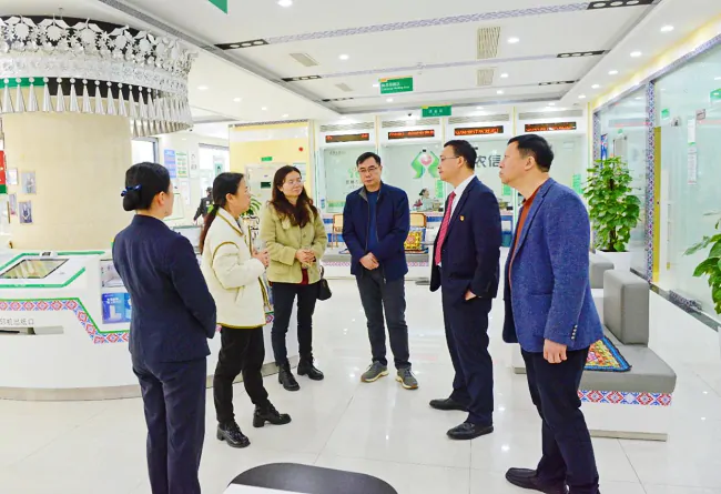 黔东南州银行业协会秘书长杨辉一行到仰阿莎支行调研指导11.png