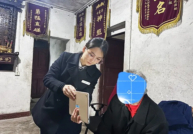 上门服务暖人心 办理社保卡解民忧