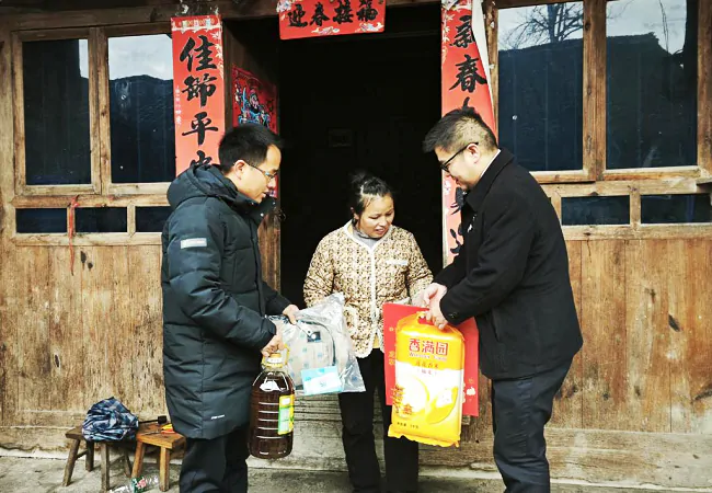 台江农信联社台盘信用社节前走访慰问脱贫户送温暖