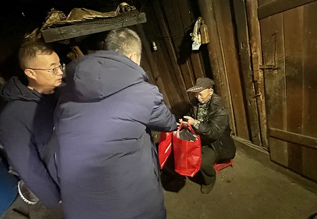 贵州银行镇远支行党支部开展&ldquo;衣起行动 送温暖&rdquo;主题党日活动