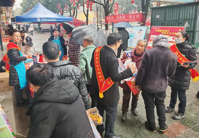 工作人员向群众讲解金融知识及赠送春联1.png