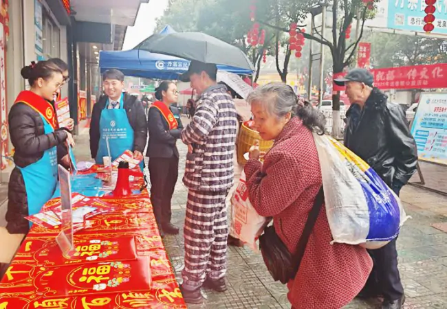 丹寨富民村镇银行：新春对联传温情，金融知识暖民心