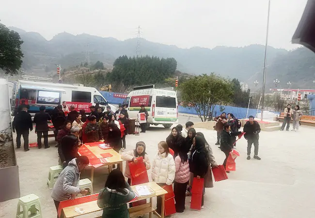 金融知识进万家 翰墨送福迎新春