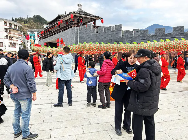 贵阳银行台江支行开展元宵节金融知识宣传活动