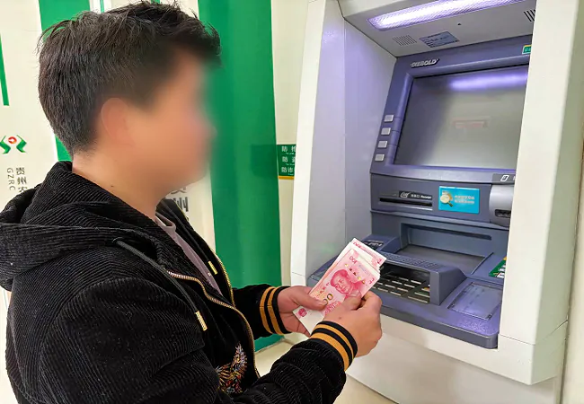 客户通过ATM自助设备取新钱.png