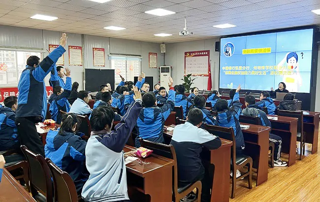 中国银行凯里分行开展金融消费者权益保护宣传进校园、金融高管讲消保活动